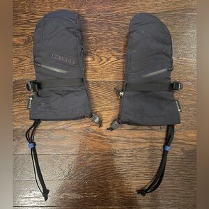 BURTON WOMEN’S GORE-TEX MITTEN in size SMALL in BLACK